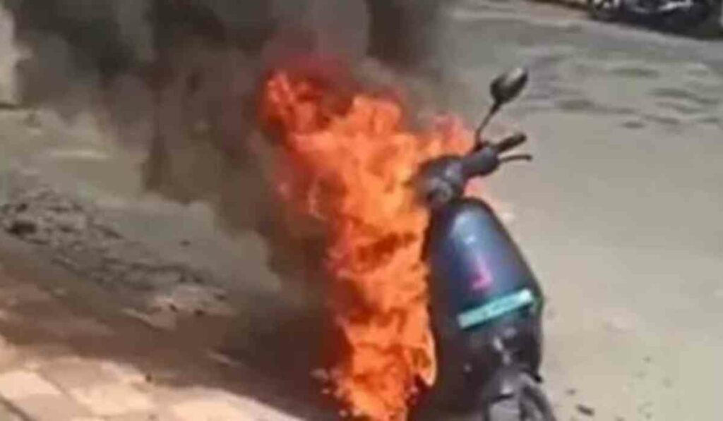 Electric bike: కాలిపోతున్న ఎలక్ట్రిక్ బైక్ లపై రవాణా మంత్రిత్వ శాఖ కీలక నిర్ణయాలు